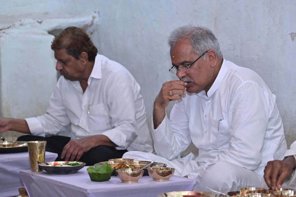 मुख्यमंत्री भूपेश बघेल ने आदिवासी परिवार के घर जमीन पर बैठकर किया भोजन
