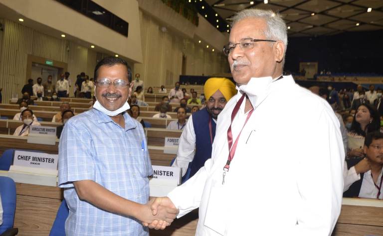 दिल्ली के मुख्यमंत्री अरविंद केजरीवाल से मुलाकात करते हुए छत्तीसगढ़ के मुख्यमंत्री भूपेश बघेल