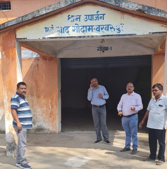कलेक्टर ने धान उपार्जन केंद्र चैनपुर, बरबसपुर और नागपुर पहुंचकर धान खरीदी की तैयारी का लिया जायजा
