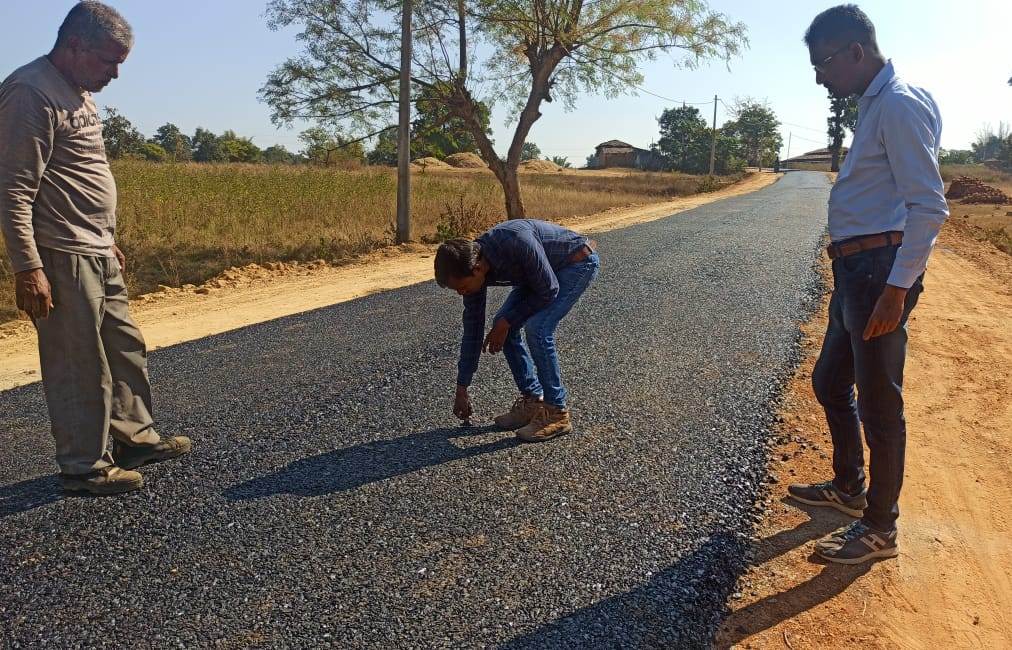 गुड़घेला नाला से सिंद्यत सड़क निर्माण की जांच शुरू’’कलेक्टर ध्रुव ने सड़क निर्माण में अमानक गिट्टी के उपयोग के मामले में की कार्रवाई