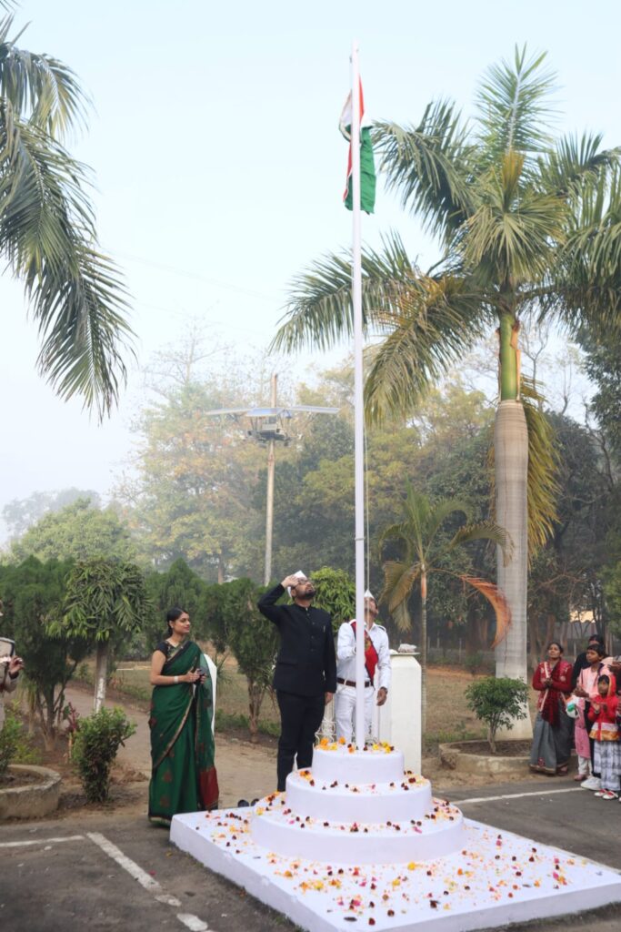 गणतंत्र दिवस के पावन अवसर पर कलेक्टर लंगेह ने जिला कलेक्टोरेट परिसर में किया ध्वजारोहण