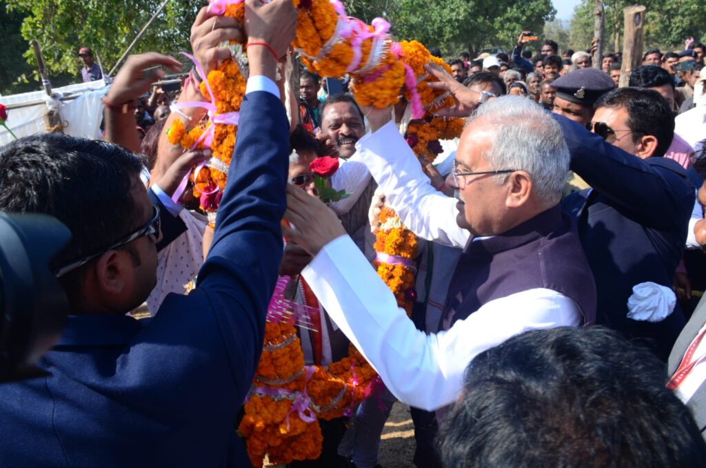 मुख्यमंत्री भूपेश बघेल भेंट-मुलाकात के लिए कोरबा जिले के पाली तानाखार विधानसभा क्षेत्र के ग्राम पिपरिया हेलीपैड पहुंचे