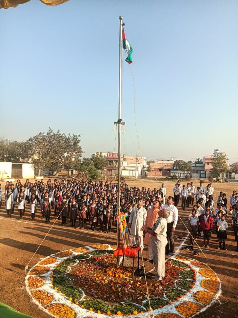 सरस्वती शिशु मंदिर सहित कई स्थानों पर शान से लहराया तिरंगा