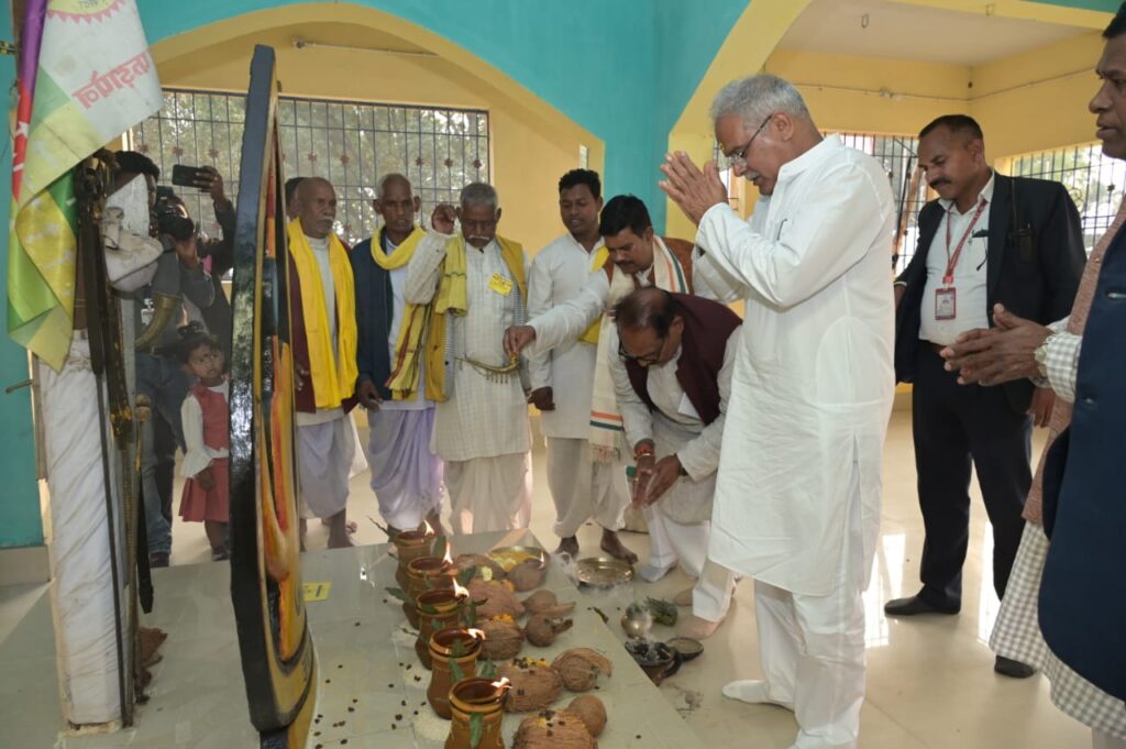 मुख्यमंत्री बघेल ने आदिवासी समाज के देवता बड़ा देव की पूजा की