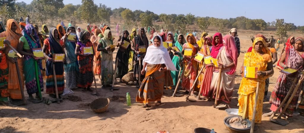 मनरेगा के कार्यस्थल में महिला मेट आने से बढ़ने लगा है महिला श्रमिकों का रोजगार प्रतिषत