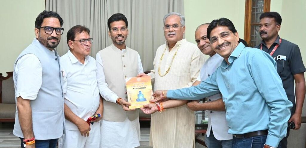 मुख्यमंत्री बघेल से भगवान महावीर जन्म कल्याणक महोत्सव समिति रायपुर के अध्यक्ष ने की सौजन्य मुलाकात