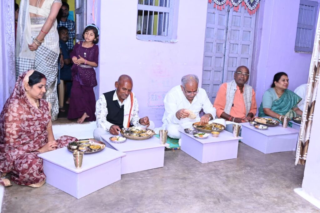 मुख्यमंत्री  भूपेश बघेल ने जायसवाल परिवार के घर लिया छत्तीसगढ़ी भोजन का स्वाद