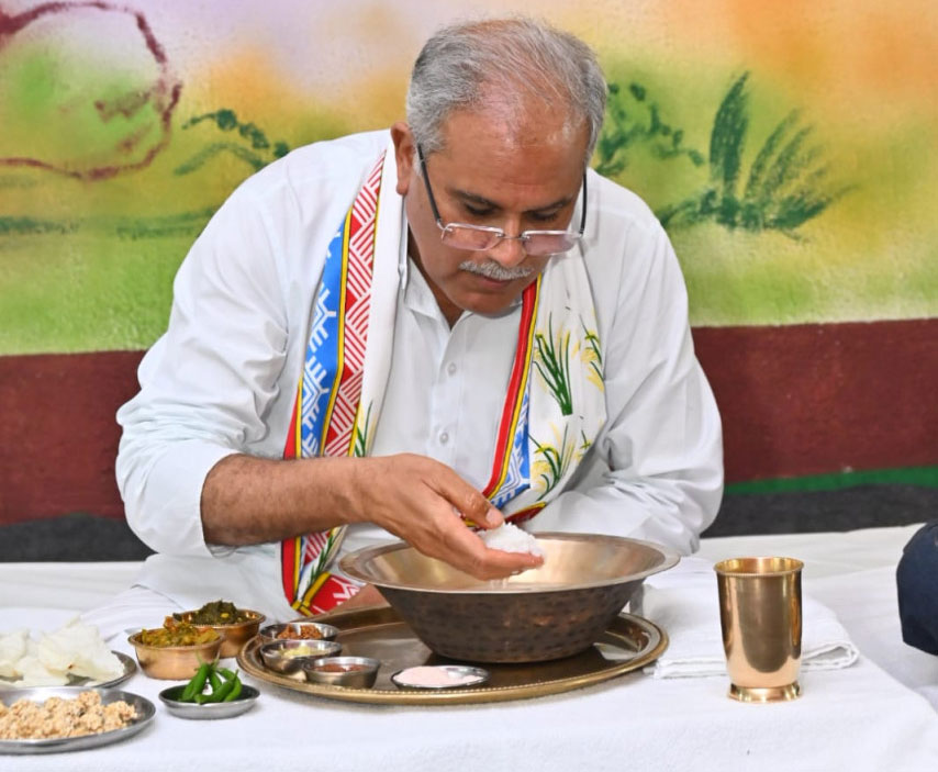 बोरे-बासी तिहार में मुख्यमंत्री भूपेश बघेल ने श्रमिकों के साथ लिया बोरे-बासी का स्वाद
