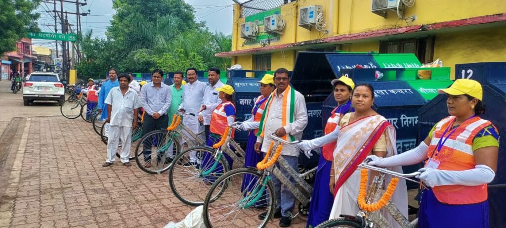 बिरगांव निगम क्षेत्र मे संचालित मनिकंचन सेंटर की दीदीयों को घर घर से कचरा लेने हेतु ट्राली साईकिल महापौर श्री नंदलाल देवांगन जी के द्वारा दी गई पार्षदगण व आयुक्त प्रमुखरुप उपस्थित रहें।नोट :- क्षेत्र की जनता से अपील घर का कचरा इन दीदीयों को ही दे नाली या खुले जगह मे ना डाले। 🙏