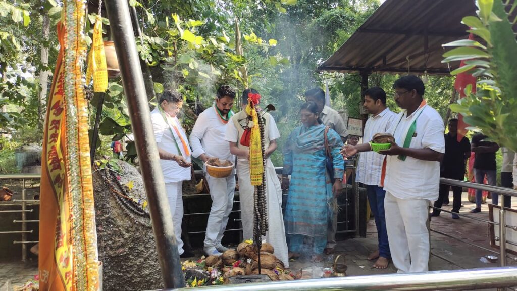 कांकेर लोकसभा पर्यवेक्षक डॉ रामदेव उसेंडी जी सिहावा विधानसभा क्षेत्र में चुनावी तैयारी को लेकर भेंट मुलाकात कीये एवं कोटेश्वर महादेव मंदिर में माननीय श्री संतराम नेताम जी उपाध्यक्ष विधानसभा के साथ पूजा अर्चना किया गया