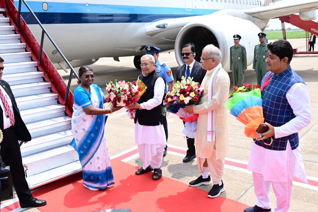 मुख्यमंत्री श्री भूपेश बघेल ने विमानतल पर राष्ट्रपति श्रीमती द्रौपदी मुर्मु का छत्तीसगढ़ प्रवास पर राजधानी रायपुर पहुँचने पर उनका आत्मीय स्वागत किया।