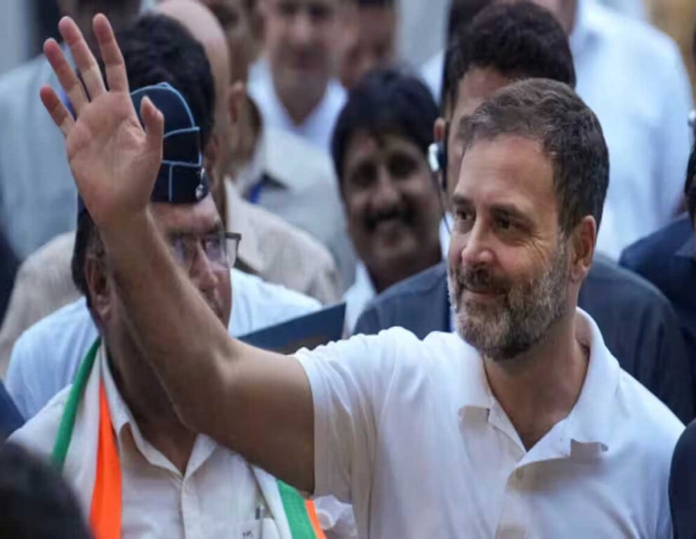 कांग्रेस नेता राहुल गांधी की लोकसभा सदस्यता आज से फिर बहाल हो गई है। लोकसभा सचिवालय की ओर से आज ही इस संबंध में अधिसूचना जारी की गई है। लोकसभा महासचिव उत्पल कुमार सिंह की ओर से जारी अधिसूचना में कहा गया है कि सुप्रीम कोर्ट के आदेश के बाद राहुल गांधी की सदस्यता को बहाल किया जाता है। अब राहुल गांधी को उनका बंगला भी वापस मिल सकता है, जो संसद की सदस्यता जाने के बाद छिन गया था। सुप्रीम कोर्ट के फैसले के बाद से ही कांग्रेस में जश्न का माहौल है। कहा जा रहा है कि उनके लोकसभा में पहुंचने पर कांग्रेस आक्रामक हो सकती है। सदन में उनके वेलकम के लिए कांग्रेस तैयारी में जुटी है।