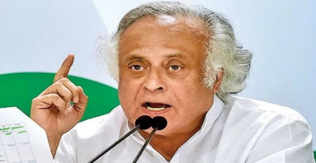 Jairam Ramesh Resigned: कांग्रेस के वरिष्ठ नेता और पूर्व केंद्रीय मंत्री जयराम रमेश (Jairam Ramesh) ने संसद की स्थायी समितियों से इस्तीफा दे दिया है. उन्होंने ने आरोप लगते हुए कहा कि कई महत्वपूर्ण विधेयकों को जानबूझकर स्थायी समिति के पास नहीं भेजा गया. ये विधेयक मेरे दिल के काफी करीब हैं. ऐसे में मेरा अपने पद पर बने रहने का कोई मतलब नहीं रह जाता है. जयराम रमेश ने ट्वीट कर इसकी जानकारी दी है.