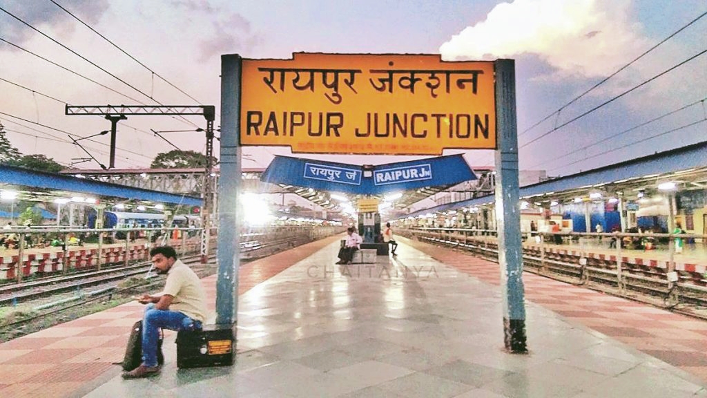 Raipur  रेलवे स्टेशन में अब नहीं चलेगी ऑटो यूनियन की मनमानी, 5 मिनट की मिलेगी फ्री पिक एंड ड्राप… लेकिन ‘बवाल’ अभी बाकी है अब तक यहां ऑटो खड़ी करने के लिए यूनियन वाले अवैध तरीके से पैसे वसूला करते थे, जिसके बाद रेलवे ने यहां का टेंडर निकाला और कई बार टेंडर निकालने के बाद अब यहां के टेंडर की प्रक्रिया पूरी हो गई है और इसका एग्रीमेंट भी हो चुका है.