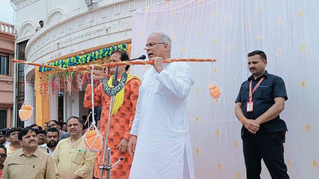 रायपुर। छत्तीसगढ़ के मुख्यमंत्री भूपेश बघेल, पीसीसी अध्यक्ष दीपक बैज, कांग्रेस विधायक विकास उपाध्याय द्वारा आयोजित गुढ़ियारी के मारुति मंगलम पहुंचकर कांवड़ यात्रा में शामिल हु