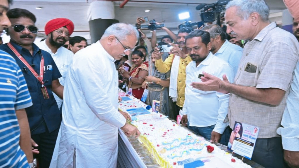 Bhupesh Baghel Birthday : CM ने काटा 150 फीट लंबा केक, 430 किलो के स्पेशल Cake में सीएम के तस्वीर के साथ दिखाई गई प्रमुख योजनाएं[8/23, 7:12 PM] Ekram: रायपुर। मुख्यमंत्री भूपेश बघेल ने अपने जन्मदिन के अवसर पर मल्टीलेवल पार्किंग में डेढ़ सौ फीट की लंबाई वाला केक काटा. मुख्यमंत्री के जन्मदिन पर यह स्पेशल केक बोंजेलो द्वारा तैयार किया गया है. डेढ़ सौ फीट की लंबाई वाले इस केक का कुल वजन 430 किलोग्राम है.[8/23, 7:12 PM] Ekram: स्पेशल केक को बेकिंग और आइसिंग डिवीज़न के 65 लोगों की टीम ने 24 घंटे की मेहनत से इसे तैयार किया है. पूरे केक में छत्तीसगढ़ सरकार की प्रमुख फ्लैगशिप योजनाएं और मुख्यमंत्री भूपेश बघेल की तस्वीरों की मिनी स्टैंडी लगाई गई है.