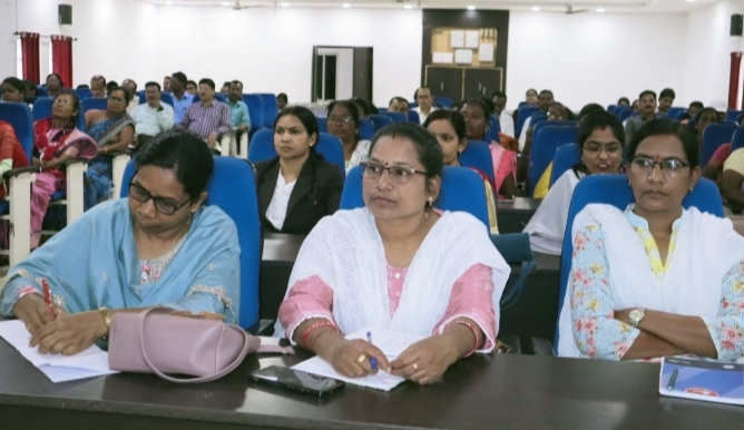 यौन उत्पीड़न की रोकथाम हेतु कार्यशाला एवं जागरूकता कार्यक्रम आयोजित , कार्यक्रम में यौन उत्पीड़न रोकथाम के संबंध में दी गई जानकारियां जशपुरनगर , जिला विधिक सेवा प्राधिकरण एवं महिला एवं बाल विकास विभाग, जिला जशपुर के संयुक्त तत्वावधान में एक दिवसीय कार्यशाला एवं जागरूकता कार्यक्रम का आयोजन किया गया । माननीय उच्चतम न्यायालय के निर्देशानुसार कार्यस्थल पर यौन उत्पीड़न की रोकथाम हेतु जिला स्तर पर सर्वसंबंधित विभाग एवं स्टेकहोल्डर्स के साथ कार्यशाला एवं जागरूकता कार्यक्रम का आयोजन किया गया । जशपुर कलेक्ट्रेट के मंत्राणा कक्ष में आयोजित कार्यशाला एवं जागरूकता कार्यक्रम में यौन उत्पीड़न रोकथाम के संबंध में जानकारियां दी गई । जिसमें महिलाओं का कार्यस्थल पर यौन उत्पीड़न (निवारण, प्रतिषेध और प्रतितोषण) अधिनियम 2013 अंतर्गत विभिन्न विभागों में गठित आंतरिक शिकायत समितियों के अध्यक्ष व सदस्यों एवं जिले, स्थानीय स्तर में गठित शिकायत समिति के सदस्यों सहित अन्य लोग शमिल हुए । इस कार्यशाला में मुख्य वक्ता संरक्षण अधिकारी- श्रीमती शिखा शर्मा, महिला एवं बाल विकास विभाग, श्री महेश राज- सचिव, जिला विधिक सेवा प्राधिकरण, सुश्री सगीरा बानो, अधिवक्ता एवं सदस्य, स्थानीय समिति