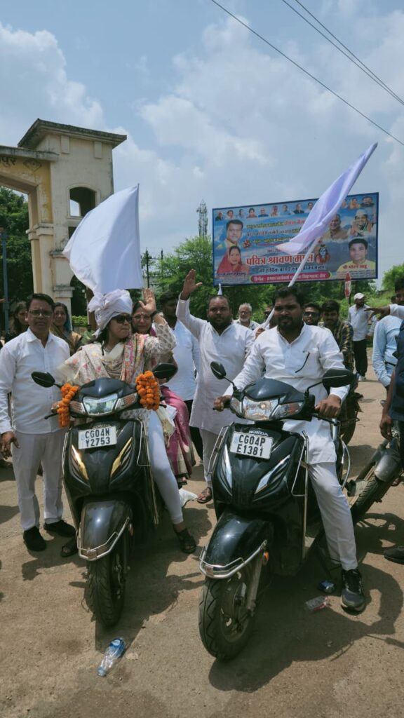 सतनाम संदेश यात्रा में शामिल होकर विधायक अनिता योगेंद्र शर्मा ने लिया आशीर्वाद,बोली,परम पूज्य गुरु घासीदास जी के आशीर्वाद से पूरे प्रदेश में समृद्धि और खुशहाली है रायपुर। आज राजधानी रायपुर के गुरु घासीदास प्लाजा से गिरौदपुरी धाम तक प्रगतिशील सतनामी समाज के द्वारा सतनाम संदेश यात्रा निकली जिसमें धरसीवां विधायक अनिता योगेंद्र शर्मा के द्वारा ग्राम पंचायत दोदेखुर्द और नगर पंचायत खरोरा में यात्रा का स्वागत किया और शामिल होकर आशीर्वाद लिया।इस यात्रा का स्वागत करते हुए विधायक अनिता योगेंद्र शर्मा ने कहां प्रगतिशील सतनामी समाज के द्वारा बहुत ही भव्य तरीके से प्रतिवर्ष के भाती इस वर्ष भी राजधानी रायपुर से गिरोधपुरी धाम के लिए सतनाम संदेश यात्रा निकाली और निश्चित ही इस यात्रा से समाज का उत्थान होगा परम पूज्य गुरु घासीदास जी का संदेश मनखे मनखे एक समान से आज सर्व समाज इससे लाभान्वित हो रहा है और जिस प्रकार से जगह-जगह सतनाम संदेश यात्रा का भव्य स्वागत और सम्मान हो रहा है उससे इस यात्रा की सफलता दिख रही है और निश्चित ही गुरु परम पूज्य गुरु घासीदास जी के आशीर्वाद से पूरे प्रदेश में समृद्धि और खुशहाली है।