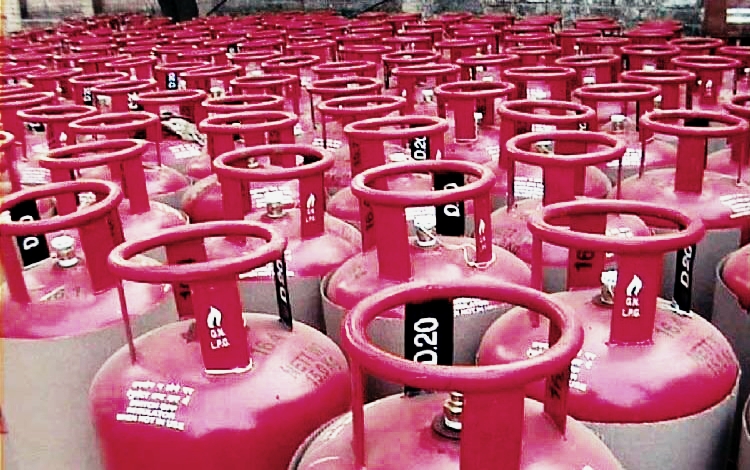 LPG Cylinder Price : 200 रुपए सस्ता हुआ घरेलू गैस सिलेंडर, मोदी कैबिनेट ने दी मंजूरी