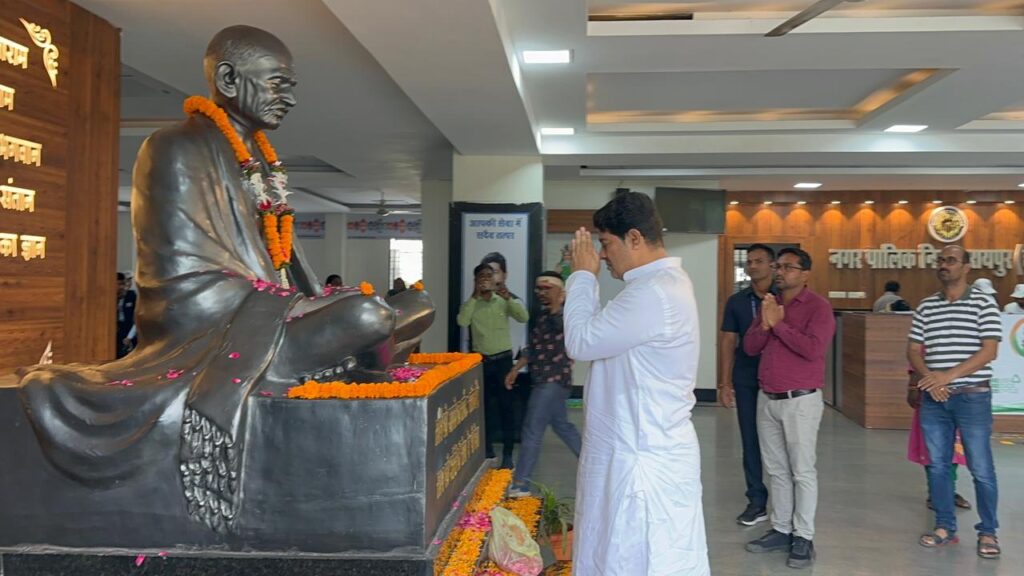 राष्ट्रपिता महात्मा गाँधी को 154:वीं जयन्ती पर महापौर एजाज ढेबर ने महात्मा गाँधी सदन में दी आदरांजलि रायपुर- आज राष्ट्रपिता महात्मा गाँधी को उनकी 154वीं जयन्ती पर रायपुर नगर पालिक निगम के महापौर एजाज ढेबर ने नगर निगम मुख्यालय भवन महात्मा गाँधी सदन में पहुंचकर भूतल पर स्थित महात्मा गाँधी की मूर्ति के समक्ष नगर निगम संस्कृति विभाग के तत्वावधान में जोन क्रमांक 4 के सहयोग से आयोजित संक्षिप्त एवं गरिमापूर्ण कार्यक्रम में पहुंचकर समस्त राजधानीवासियों की ओर से महात्मा गाँधी को सादर नमन करते हुए उन्हें आदरांजलि अर्पित की.