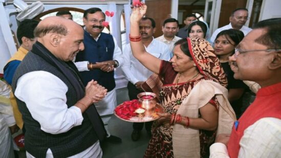 केंद्रीय मंत्री राजनाथ सिंह के CM हाउस पहुंचने पर मुख्यमंत्री और उनकी पत्नी ने किया स्वागत, साय ने ट्वीट कर कहा- अतिथि देवो भवः