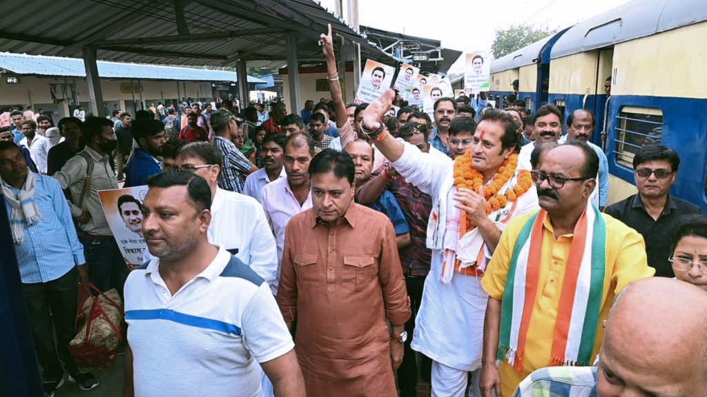 ट्रेन में ‘विकास की यात्रा’ :कांग्रेस प्रत्याशी विकास उपाध्याय ने लोगों से संपर्क साधने ट्रेन से की यात्रा, कहा भाजपा की सरकार में लुप्त होते जा रही ट्रेन