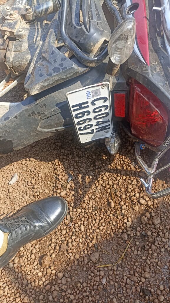 रायपुर के टेकारी गांव के पास सड़क हादसा.तेज रफ्तार सीमेंट मिक्चर कैप्सूल ने बाइक को मारी टक्कर.