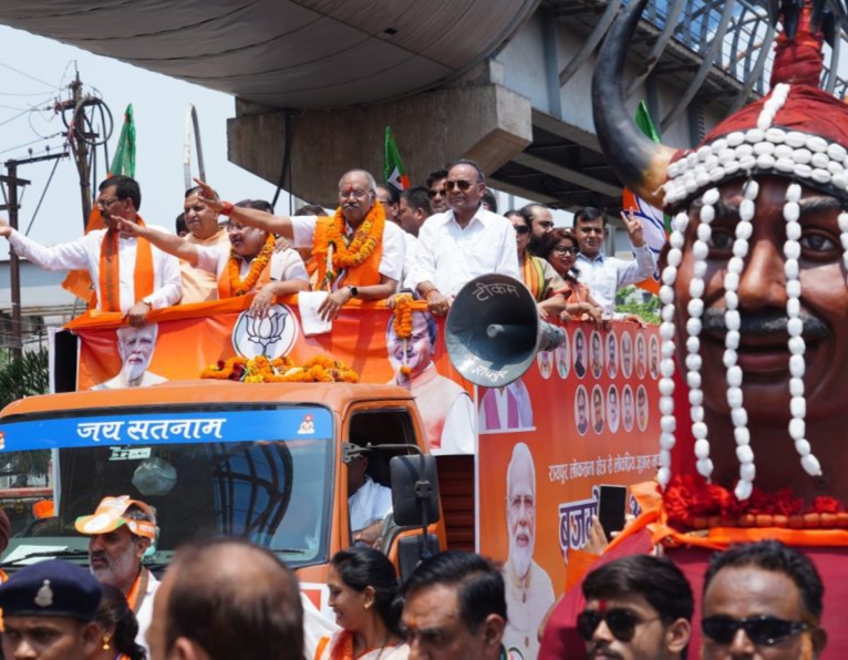 रायपुर से BJP प्रत्याशी बृजमोहन अग्रवाल ने राजधानी में निकाली रैली, आज भरेंगे नामांकन
