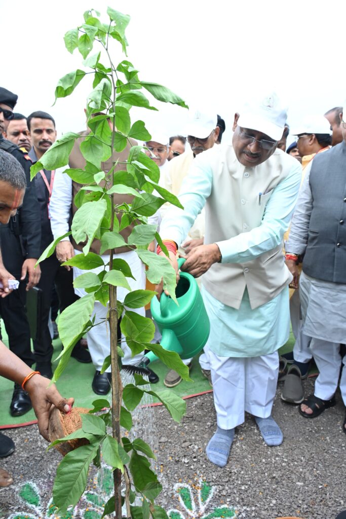 मुख्यमंत्री श्री विष्णु देव साय ने विधानसभा आवासीय परिसर में बेल का पौधा लगाया