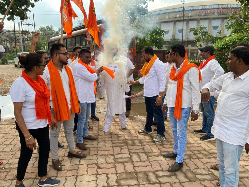 छत्तीसगढ़ मैं  शिवसेना के द्वारा रायपुर के धरना स्थल में बांग्लादेशीयो का  दंगाइयों का पुतला फुका गया