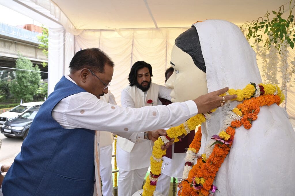 मुख्यमंत्री श्री विष्णु देव साय ने ममतामयी मिनीमाता की पुण्यतिथि पर उनकी प्रतिमा पर माल्यार्पण कर श्रद्धांजलि अर्पित की