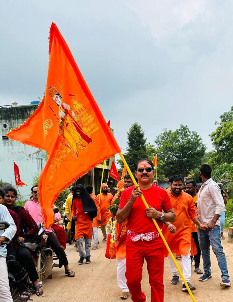 सरहरगढ़ सक्ति जिला के हजारो ग्राम वासियो के साथ डाँ चौलेश्वर चंद्राकर सोन नदी का जल लेकर क्षेत्र के प्रसिद्ध तीर्थ स्थल तुर्री धाम में शिव जी को जल अभिषेक किया l