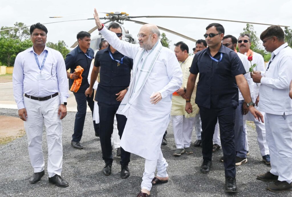 रायपुर केन्द्रीय गृह मंत्री  अमित शाह नवागांव हेलीपेड पहुंचने पर उनका आत्मीय स्वागत किया गया। मुख्यमंत्री  विष्णु देव साय औरउपमुख्यमंत्री  विजय शर्मा भी उनके साथ नवागांव पहुंचे।