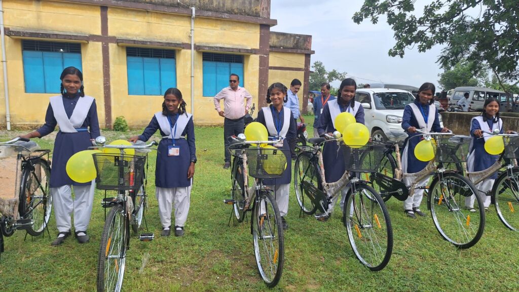 सरस्वती साइकिल  योजना छात्राओं के लिए बनी वरदान समय पर स्कूल पहुंचना हुआ आसान