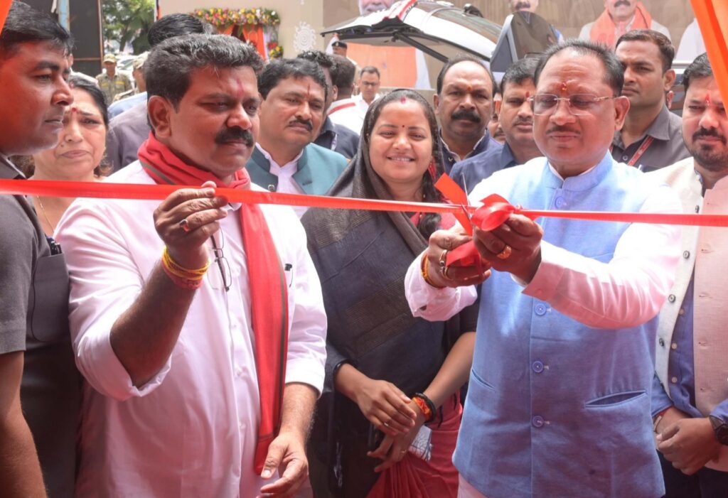 मुख्यमंत्री  विष्णु देव साय ने जनसंपर्क की प्रदर्शनी का किया शुभारम्भ