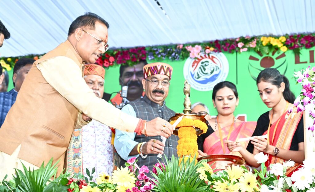 मुख्यमंत्री विष्णु देव साय राजधानी रायपुर के कोटा स्थित स्वामी विवेकानंद स्टेडियम में27वें अखिल भारतीय वन खेलकूद महोत्सव के उद्घाटन समारोह में शामिल हो रहे हैं