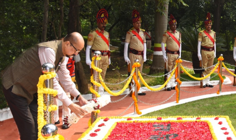 राज्यपाल डेका ने राजीव स्मृति वन में शहीद वाटिका पहुंचकर शहीदों को श्रद्धांजलि दी