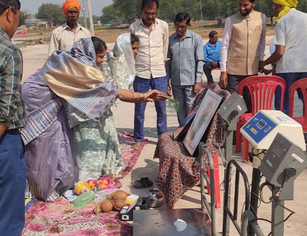 धान खरीदी केन्द्र का किया शुभारंभ: भाजपा नेत्री संध्या अजेंद्र साहू जनपद सदस्य गुरुर