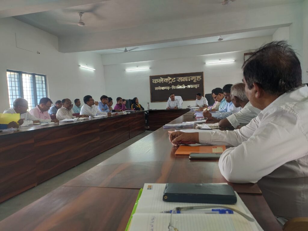 कलेक्टर ने ली साप्ताहिक समय-सीमा की बैठकगिरदावरी की अंतिम सूची का एक अक्टूबर को होगा प्रकाशन, कलेक्टर