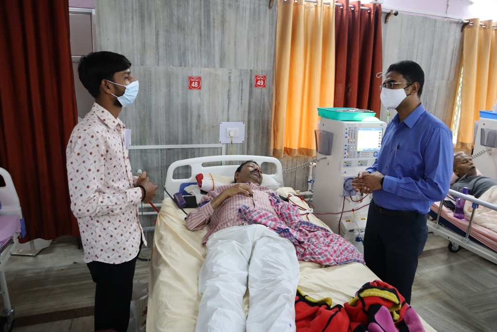 जिला चिकित्सालय बैकुंठपुर में एक से बढ़कर पांच हुई डायलिसिस मशीनें