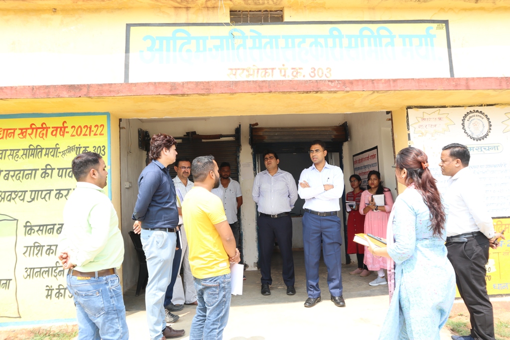 1 नवम्बर से शुरू होगी धान खरीदी, कलेक्टर ने तैयारियों का जायजा लेने केन्द्रों का किया औचक निरीक्षण