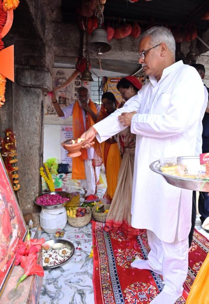 मुख्यमंत्री ने प्राचीन देऊर मंदिर में दर्शन कर की प्रदेशवासियों की सुख समृद्धि की कामना