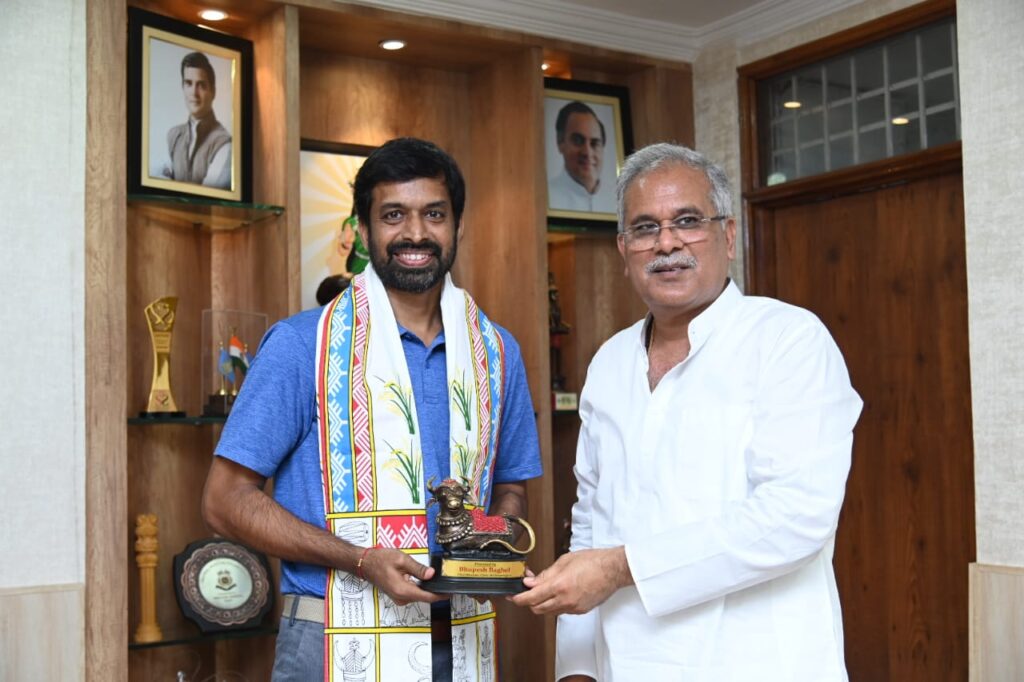 मुख्यमंत्री  बघेल से भारतीय बैडमिंटन टीम के राष्ट्रीय कोच  गोपीचंद ने की सौजन्य मुलाकात