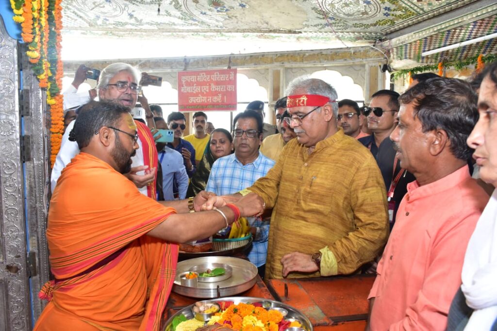 मुख्यमंत्री भूपेश बघेल ने डोंगरगढ़ स्थित मां बम्लेश्वरी मंदिर में पूजा-अर्चना की