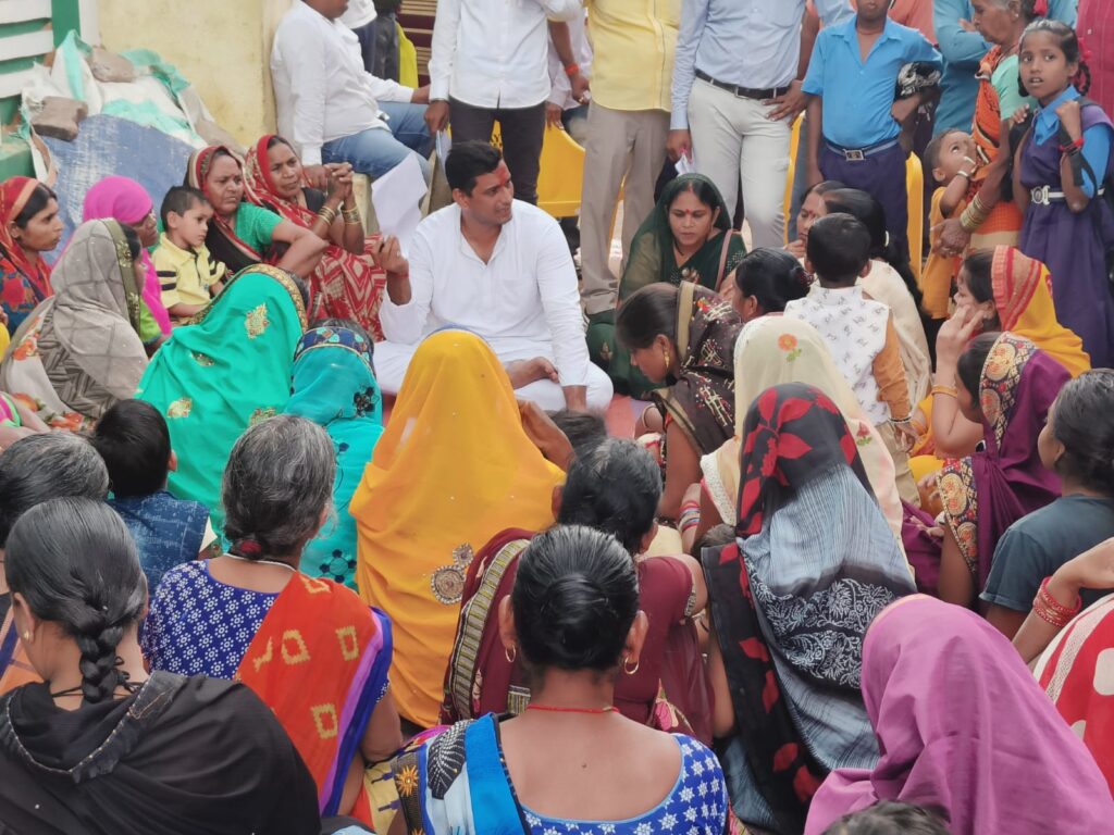 विधायक भेट मुलाकात -सुबह बापूनगर पहुंच विधायक देवेंद्र ने मुलाकात