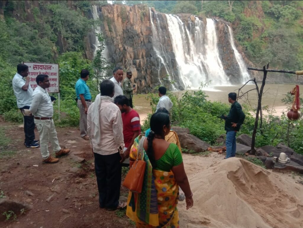 02 किलोमीटर पैदल चलकर रमदहा वाटर फाल पहुंचे कलेक्टरपर्यटकों की सुरक्षा, सुविधा तथा पर्यटन स्थल के विकास पर कलेक्टर ने दिये आवश्यक दिशा-निर्देश