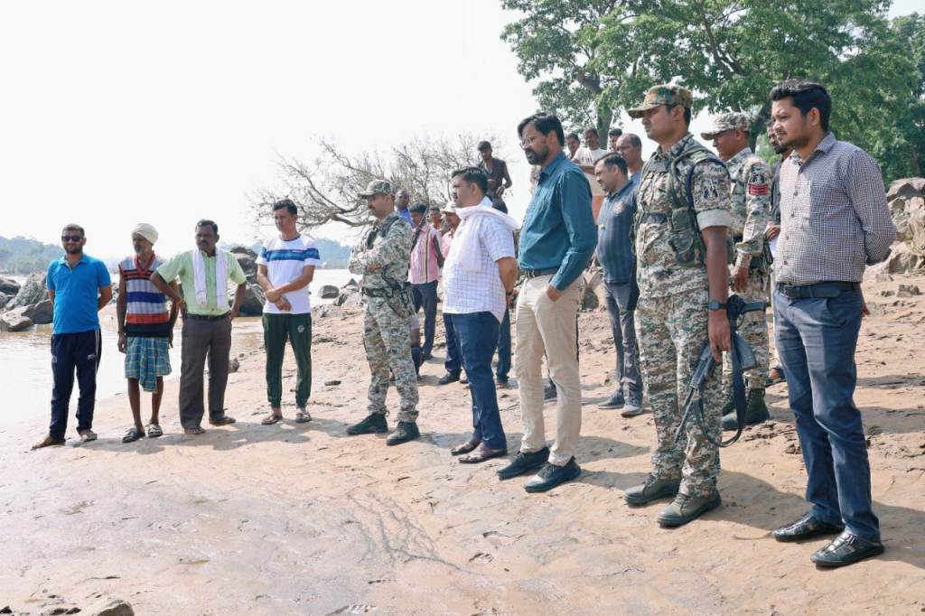 बीजापुर :धुर नक्सली क्षेत्र में पहुंचे विधायक कलेक्टर एवं एसपी