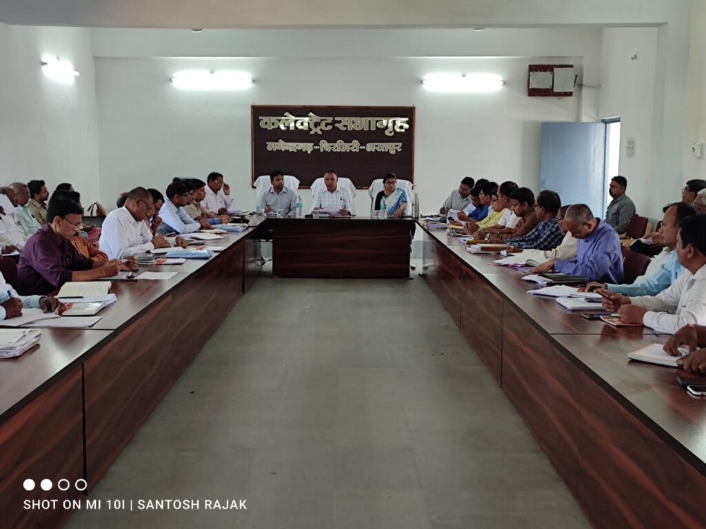 राजस्व प्रकरणों के निराकरण में लाये तेजी – कलेक्टर ध्रुव