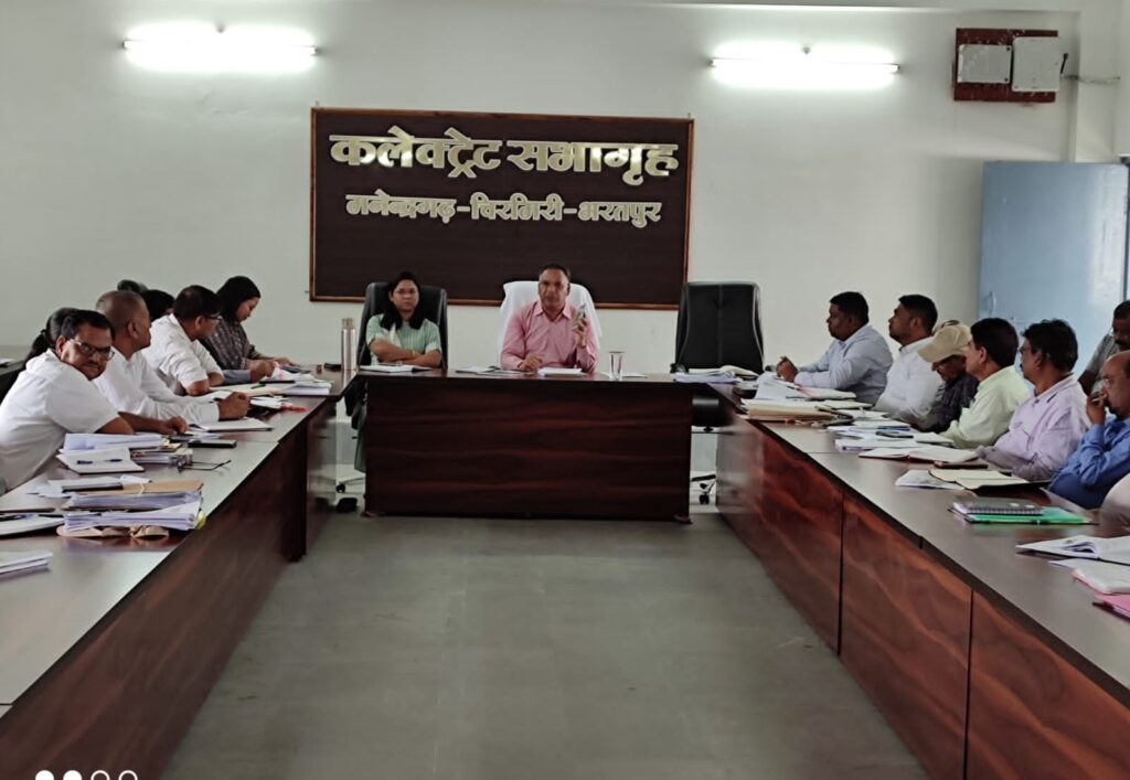 सड़कों के आवश्यक संधारण का कार्य 3 माह में करें पूर्ण – कलेक्टर