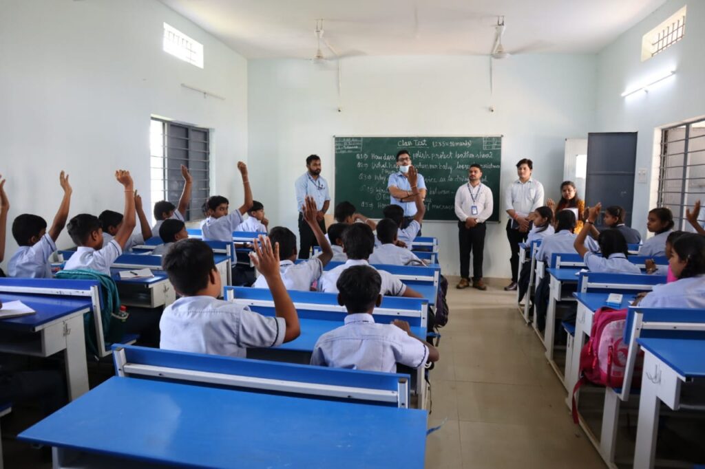 कलेक्टर  लंगेह का पहला दौरा, पहुंचे स्वामी आत्मानंद स्कूल सोनहत के निरीक्षण परऑर्गेनिक केमिस्ट्री से लेकर पॉलिटिकल साइंस तक,  कलेक्टर के सवालों पर बच्चों ने भी उत्साह से दिए जवाब